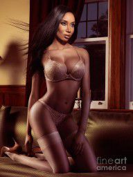 7930286_Beautiful_Black_Woman_In_Lingerie_Posing_On_A_Bed